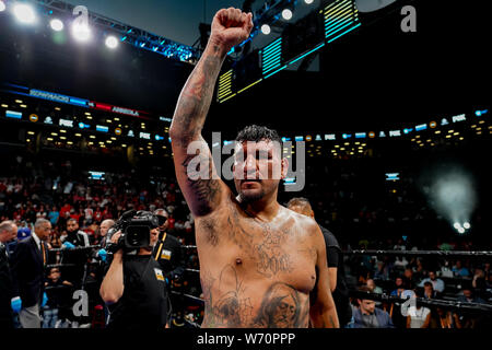 Brooklyn, New York, Stati Uniti d'America. Il 3° agosto 2019. CHRIS ARREOLA solleva il pugno dopo aver terminato la sua heavyweight bout contro Adamo KOWNACKI presso la Barclays Center di Brooklyn, New York. Credito: Joel Plummer/ZUMA filo/Alamy Live News Foto Stock