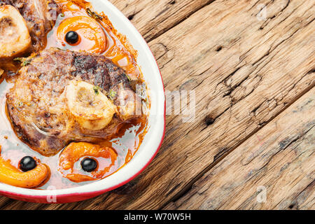 Ossobuco, piatto tradizionale della cucina italiana. Stufati di carne di vitello gamba.il cibo italiano Foto Stock