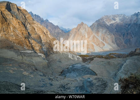 Vista del paesaggio di picchi di montagna in Karakorum intervallo vicino morene e il lago glaciale di Passu ghiacciaio, Gojal Valley Hunza. Gilgit Baltistan, Pakistan. Foto Stock