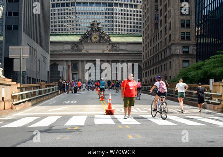 New York, Stati Uniti. 03 Ago, 2019. I ciclisti e gli amanti del jogging e pedoni sulla Park Avenue cavalcavia nella parte anteriore del Grand Central Terminal durante il primo giorno della stagione estiva le strade. Credito: Ryan Rahman/Pacific Press/Alamy Live News Foto Stock