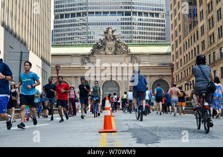 New York, Stati Uniti. 03 Ago, 2019. I ciclisti e gli amanti del jogging e pedoni sulla Park Avenue cavalcavia nella parte anteriore del Grand Central Terminal durante il primo giorno della stagione estiva le strade. Credito: Ryan Rahman/Pacific Press/Alamy Live News Foto Stock