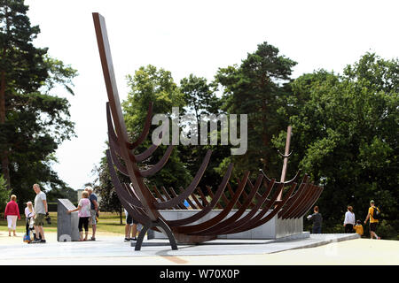 È sotto embargo per 0001 Lunedì 5 agosto un 88ft-lungo (27 metri) acciaio arrugginito scultura della nave sepoltura scoperto presso il National Trust è Sutton Hoo sito nel Suffolk, che ha subito un ??4m revamping. Foto Stock