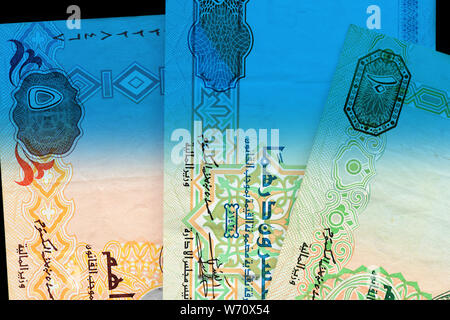 Dirham moneta note close up. Il denaro di sfondo di colore blu tonica Foto Stock