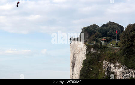 Inventore francese Franky Zapata terre vicino a St Margaret's Beach, Dover dopo aver attraversato il canale su un jet-powered hover-board. Foto Stock