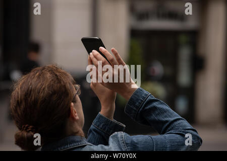 Operai telefoni folla le mani Foto Stock