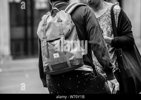 Operai telefoni folla le mani Foto Stock