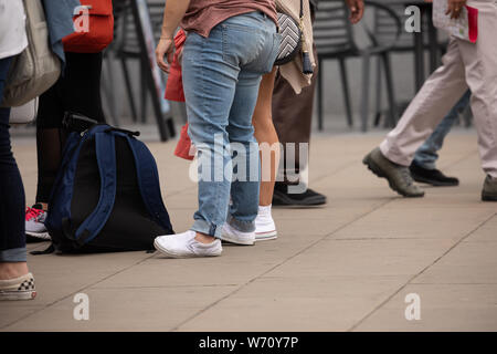 Operai telefoni folla le mani Foto Stock