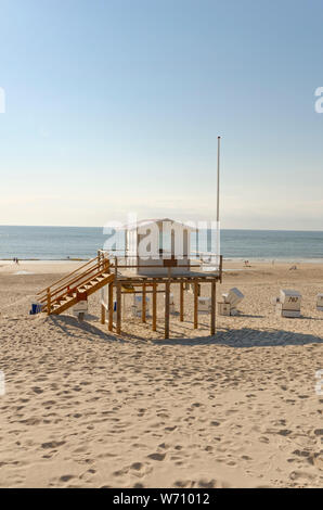 Bagnino torre sulla spiaggia, l'isola di Sylt, Germania Foto Stock