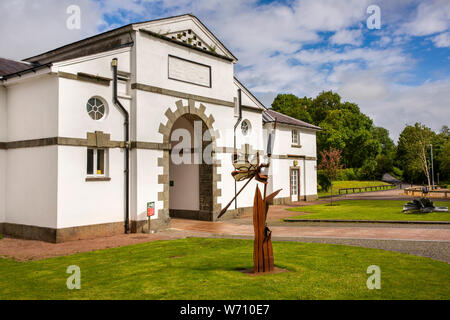 Regno Unito, Galles Carmarthenshire, Llanarthney, National Botanic Garden of Wales, Chris della gru scultura a forma di libellula al di fuori dell ex blocco stabile Foto Stock