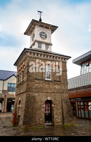 Regno Unito, Galles Carmarthenshire, Carmarthen, Mercato 1846 Italianamente Torre dell Orologio da F.E.H. Fowler di Londra accanto a Carmarthen Mart Foto Stock