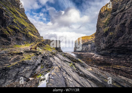 Un antico canto powered verricello in barca sulle rocce all'ingresso Whaligoe porto vicino stoppino in Caithness in Scozia Foto Stock