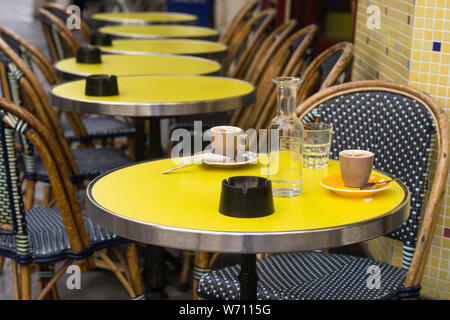 Cafe Paris Marais Le Pick Clops - Svuotare tazzine di caffè sul tavolo a Le Pick Clops, il cafe nel quartiere Marais di Parigi, in Francia, in Europa. Foto Stock