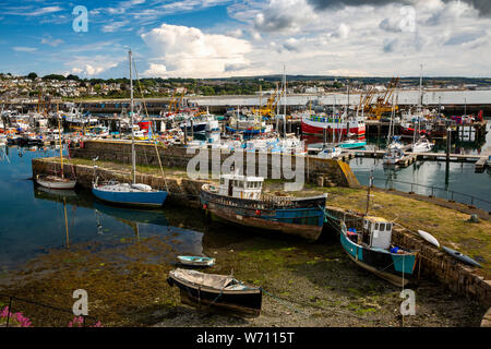 Regno Unito, Inghilterra, Cornwall, Newlyn, Porto, Old Quay e barche ormeggiate Foto Stock