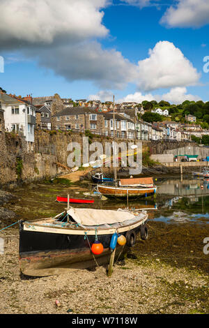 Regno Unito, Inghilterra, Cornwall, Newlyn, Porto, Old Quay vecchie barche ormeggiate a bassa marea Foto Stock