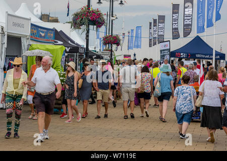 La folla di spettatori in parata a Cowes durante la cowes week sull'isola di Wight. Foto Stock