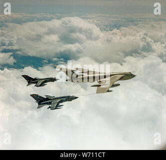 Un Royal Air Force, RAF Handley Page Victor K.2 tanker, registrazione XM717, da 55 squadron, rifornimento due Tornado fighter bombardieri da 27 squadron. Aria di fotografia aerea. Foto Stock