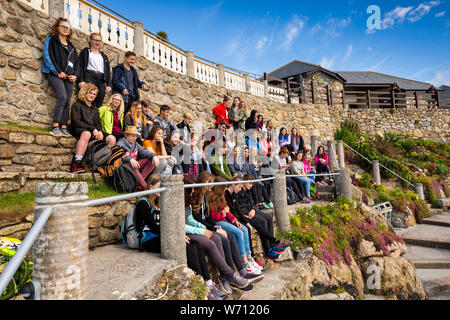 Regno Unito, Inghilterra, Cornwall, Porthcurno, Minack Theatre, creato da Rowena Cadei e giardiniere Billy Rawlings, gruppo di scolari provenienti da Repubblica ceca Foto Stock