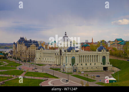 KAZAN, Russia - 30 Aprile 2016: Vista del Palazzo degli agricoltori e l'elite moderno complesso residenziale "Palazzo Embankment' sulla serata di aprile Foto Stock