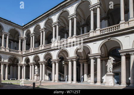 Milano, Italia - 30 Giugno 2019: vista del Cortile della Pinacoteca di Brera, Accademia di belle arti Foto Stock