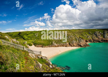 Regno Unito, Inghilterra, Cornwall, Porthcurno, vista in elevazione della spiaggia da Minack Theatre Foto Stock