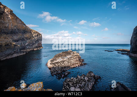 Ripide scogliere e rocce all'ingresso Whaligoe porto vicino stoppino in Caithness in Scozia Foto Stock