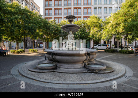 Milano, Italia - 30 Giugno 2019: vista di Piazza Fontana - Fontana Foto Stock