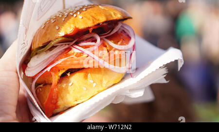 Hamburger di manzo servita sul cibo in stallo sulla cucina aperta International Food festival caso di cibo di strada Foto Stock