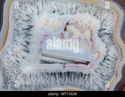 Strato sottile di lacy multicolore agata geodes con strati concentrici di close-up Foto Stock