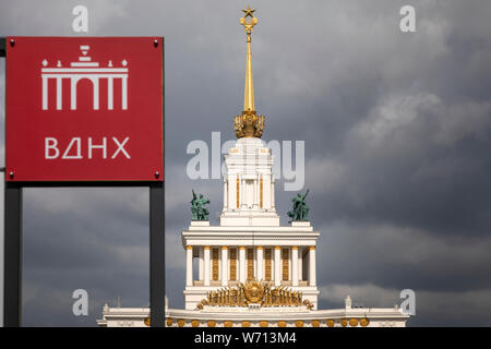 Vista frontale della facciata del padiglione #1 'centrali' VDNKh al centro espositivo di Mosca, Russia Foto Stock