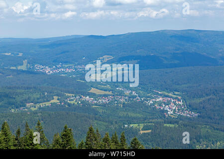 Vista panoramica di Bayerisch Eisenstein e Zelezna Ruda nella Repubblica ceca, grande Arber, Foresta Bavarese, Baviera, Germania Foto Stock