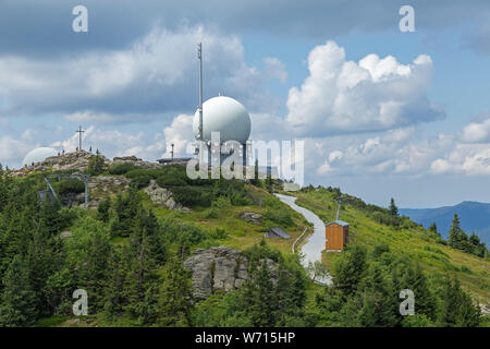 La cupola di ricetrasmissione sul vertice principale, vista da sud, grande Arber, Foresta Bavarese, Baviera, Germania Foto Stock