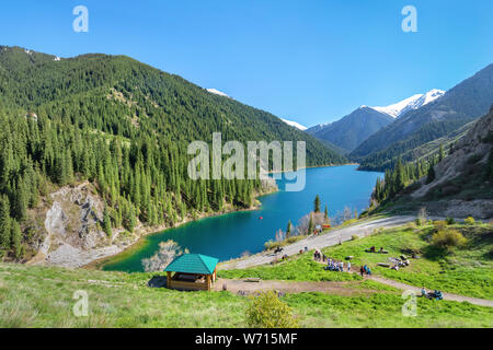 Vista del basso lago Kolsay dal punto di osservazione, regione di Almaty, Kazakhstan Foto Stock