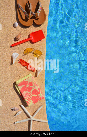 Vacanze Estate Appartamento laici. Occhiali da sole giallo, rosso occhiali da sole, rosso vanga, stelle marine e conchiglie sul bordo della piscina. Angolo di alta vista con copia spazio, Foto Stock