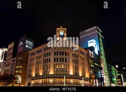 Vista notturna di art deco Wako edificio con la sua iconica Clocktower simbolo della moda di Ginza e il quartiere di lusso nel centro di Tokyo Foto Stock