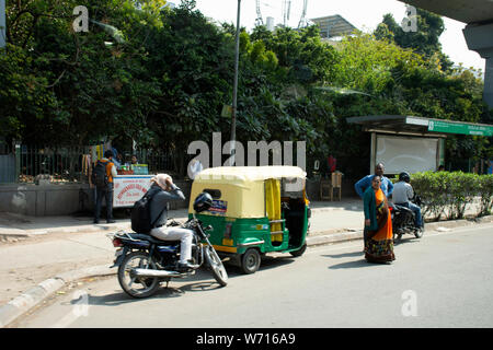 Indiani e stranieri guidare la macchina e guidare moto e bici in bicicletta e a piedi sulla strada con traffico stradale a Nuova Delhi city il 18 marzo 2019 ho Foto Stock