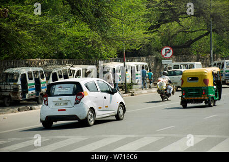 Indiani e stranieri guidare la macchina e guidare moto e bici in bicicletta e a piedi sulla strada con traffico stradale a Nuova Delhi city il 18 marzo 2019 ho Foto Stock