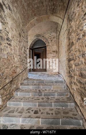 Nocera Umbra (Italia) - Un po' di pietra affascinante città medievale sulla collina, con suggestivo vicolo e quadrato, in provincia di Perugia. Foto Stock