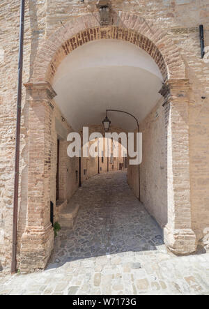 Nocera Umbra (Italia) - Un po' di pietra affascinante città medievale sulla collina, con suggestivo vicolo e quadrato, in provincia di Perugia. Foto Stock