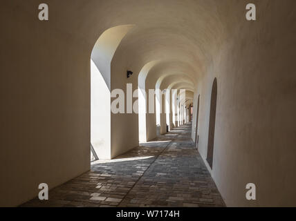 Nocera Umbra (Italia) - Un po' di pietra affascinante città medievale sulla collina, con suggestivo vicolo e quadrato, in provincia di Perugia. Foto Stock