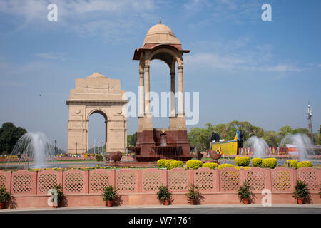 Popolo Indiano e i viaggiatori stranieri a piedi visita viaggio india Gate originariamente chiamato All India Memoriale di guerra alla città di Delhi il 17 marzo 2019 in Foto Stock