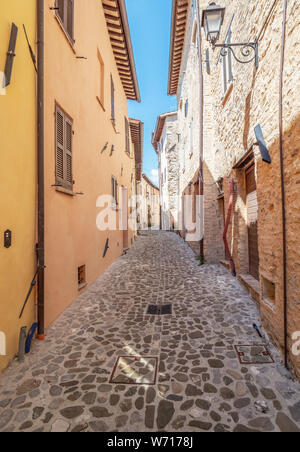 Nocera Umbra (Italia) - Un po' di pietra affascinante città medievale sulla collina, con suggestivo vicolo e quadrato, in provincia di Perugia. Foto Stock