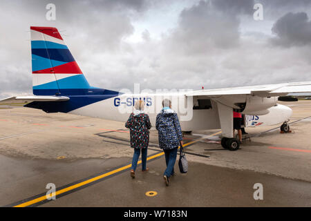 Regno Unito, Inghilterra, Cornwall, Sennen, Land's End, aeroporto di imbarco di passeggeri Britten-Norman BN-2B Isole Scilly Skybus aeromobile Foto Stock