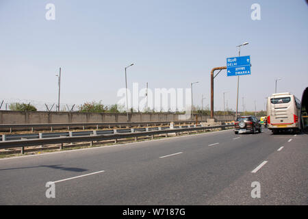 Indiani e stranieri guidare la macchina e guidare per moto e bike bicicletta su strada con traffico stradale a Nuova Delhi city il 18 marzo 2019 in Nuova Del Foto Stock