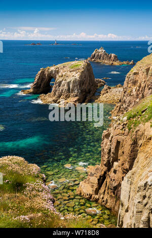 Regno Unito, Inghilterra, Cornwall, Sennen, Land's End, Enys Dodnan island arch e armato cavaliere da Carn allegria Foto Stock