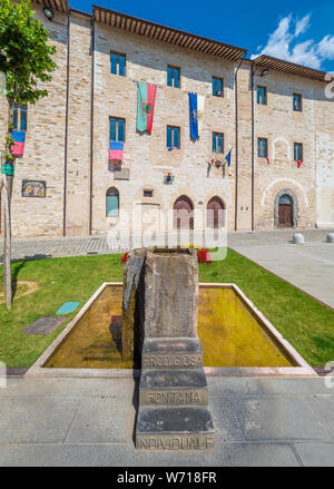 Nocera Umbra (Italia) - Un po' di pietra affascinante città medievale sulla collina, con suggestivo vicolo e quadrato, in provincia di Perugia. Foto Stock