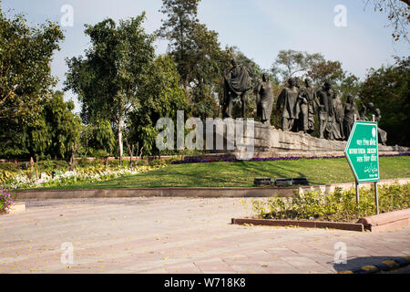 Mohandas Karamchand Gandhi o il Mahatma Gandhi e popolo indiano le statue per persone viaggi visita nel giardino parco pubblico a Delhi city il 18 marzo 2019 ho Foto Stock