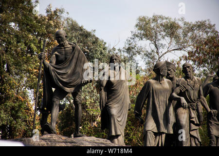 Mohandas Karamchand Gandhi o il Mahatma Gandhi e popolo indiano le statue per persone viaggi visita nel giardino parco pubblico a Delhi city il 18 marzo 2019 ho Foto Stock
