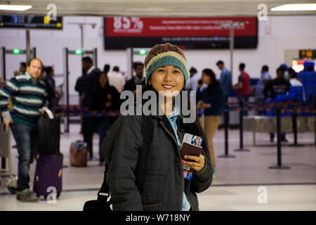 I viaggiatori tailandese donne e indiani e straniero a piedi e attesa di effettuare il check in all'interno dell'Aeroporto Internazionale Indira Gandhi al terminal 2 il 19 marzo 2019 Foto Stock