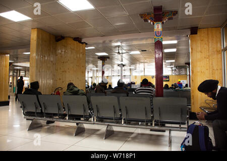 Popolo Indiano e i viaggiatori stranieri a piedi e in attesa di effettuare il check in all'interno di Kushok Bakula Rimpochee Aeroporto a Leh city il 23 marzo 2019 in Jammu e Foto Stock