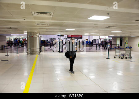 I viaggiatori tailandese donne e indiani e straniero a piedi e attesa di effettuare il check in all'interno dell'Aeroporto Internazionale Indira Gandhi al terminal 2 il 19 marzo 2019 Foto Stock